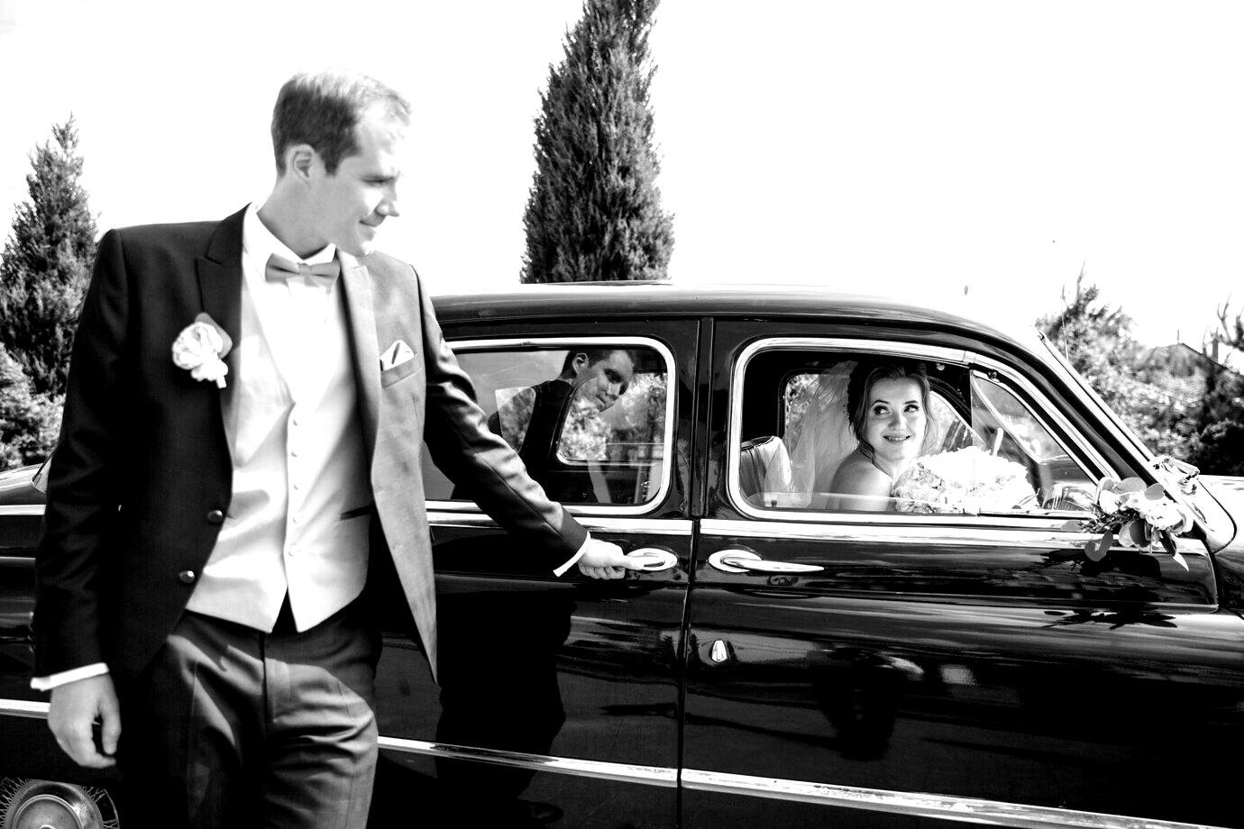 5-Essential-Tips-for-Selecting-Your-Wedding-Limo-Service2-blackwhite